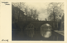 1774 Gezicht op de Oudegracht te Utrecht met op de voorgrond de Weesbrug.
